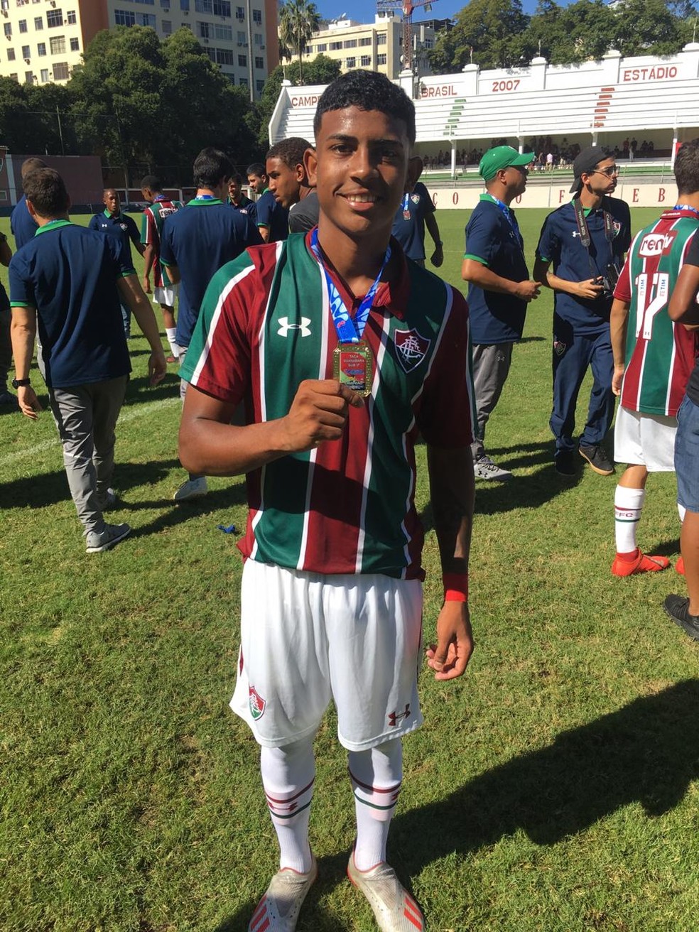 John Kennedy com a medalha de campeão da Taça Guanabara Sub-17 — Foto: Caíque Andrade
