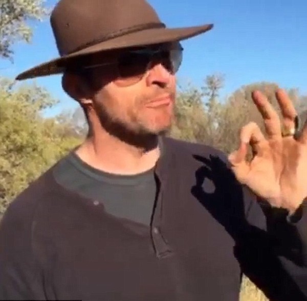 Hugh Jackman fazendo sinal de positivo depois de provar a larva (Foto: Instagram)