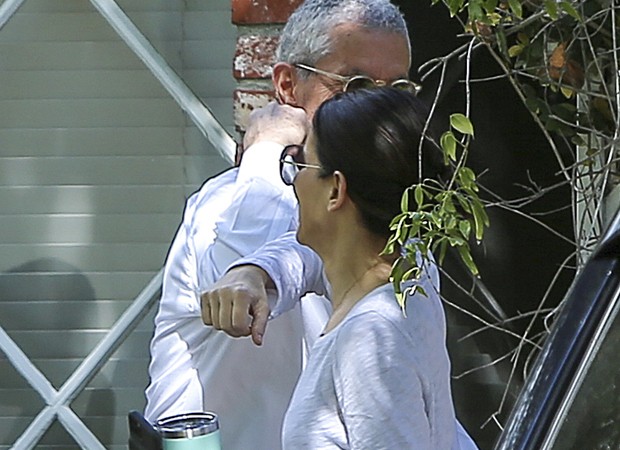 Sandra Bullock cumprimenta amigo com o cotovelo durante passeio nos EUA (Foto: Grosby Group)