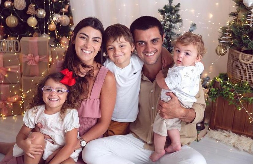 Felipe Simas, Mariana Uhlmann e os 3 filhos  — Foto: Reprodução/Instagram