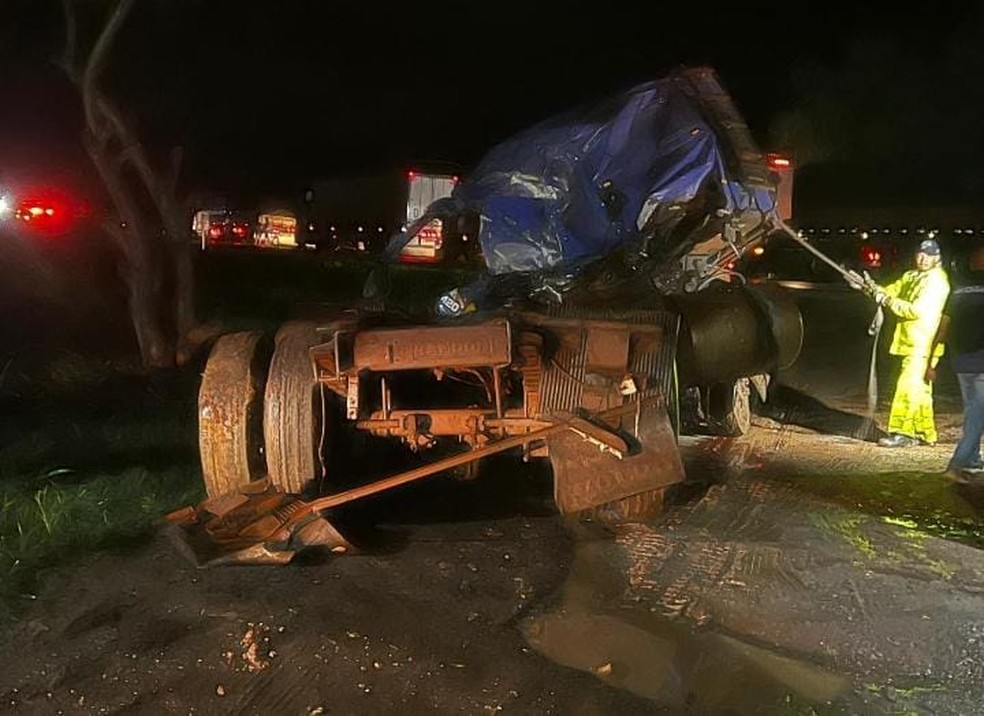 Pista foi interditada para retirada dos veículos envolvidos — Foto: Divulgação