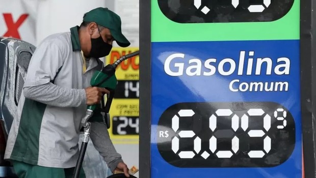Petróleo mais caro empurrou preço dos combustíveis para cima (Foto: Getty Images via BBC)