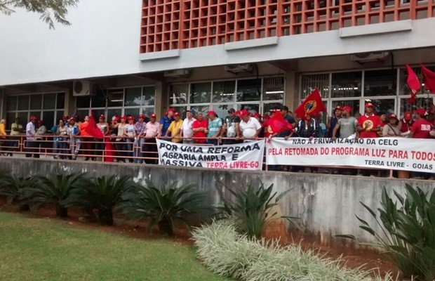 Manifestantes pedem fornecimento de energia em Araguapaz, em Goiás (Foto: Muriele Silva/TV Anhanguera)