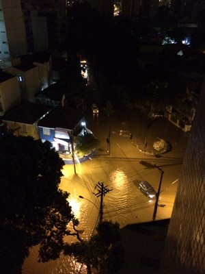 Rua Heitor Beltrão, na Tijuca, alagada (Foto: Cristina Gonçalves/Arquivo pessoal)