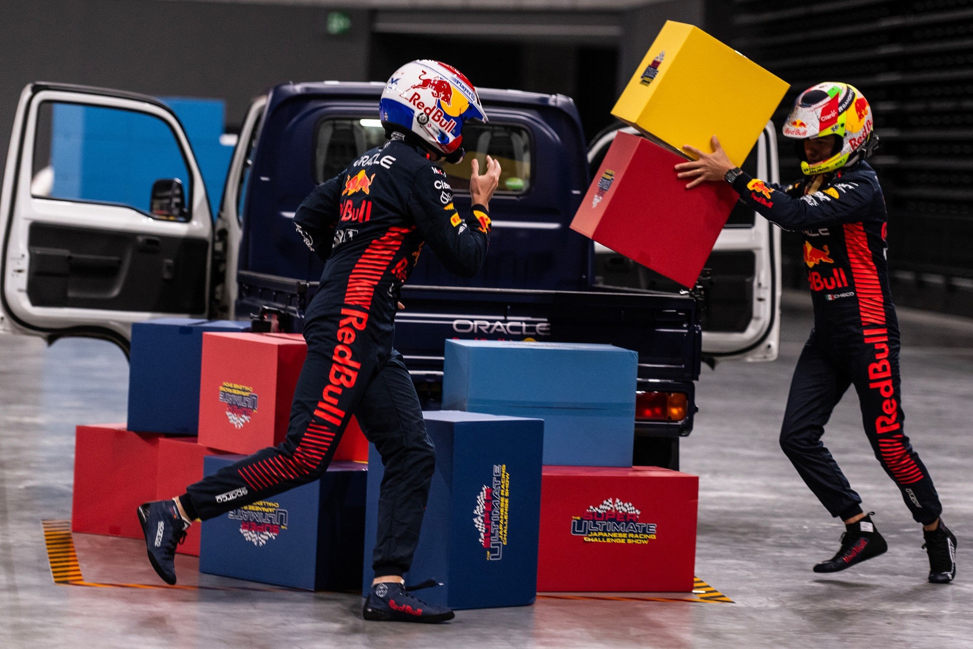 Vídeo: Verstappen se diverte em desafio com caminhãozinho e  Perez "sofre" para fazer baliza