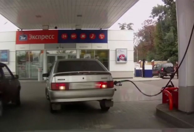 Motorista russa protagonizou uma cena bizarra em um posto de combustível na Rússia. (Foto: Reprodução/YouTube/Видео)