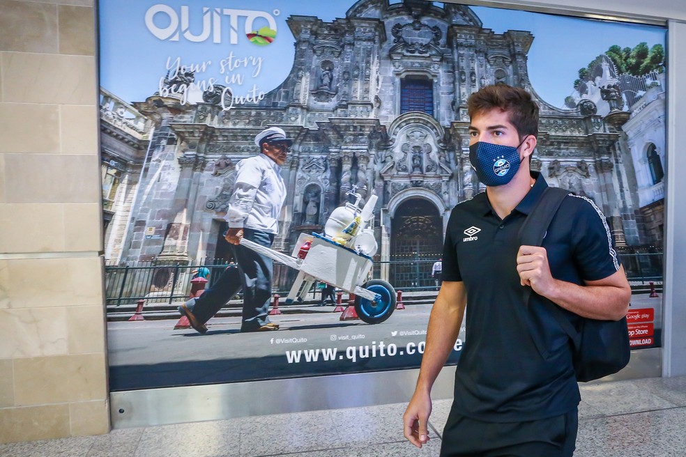 Lucas Silva na chegada da delegação gremista em Quito, no Equador — Foto: Lucas Uebel/Divulgação do Grêmio