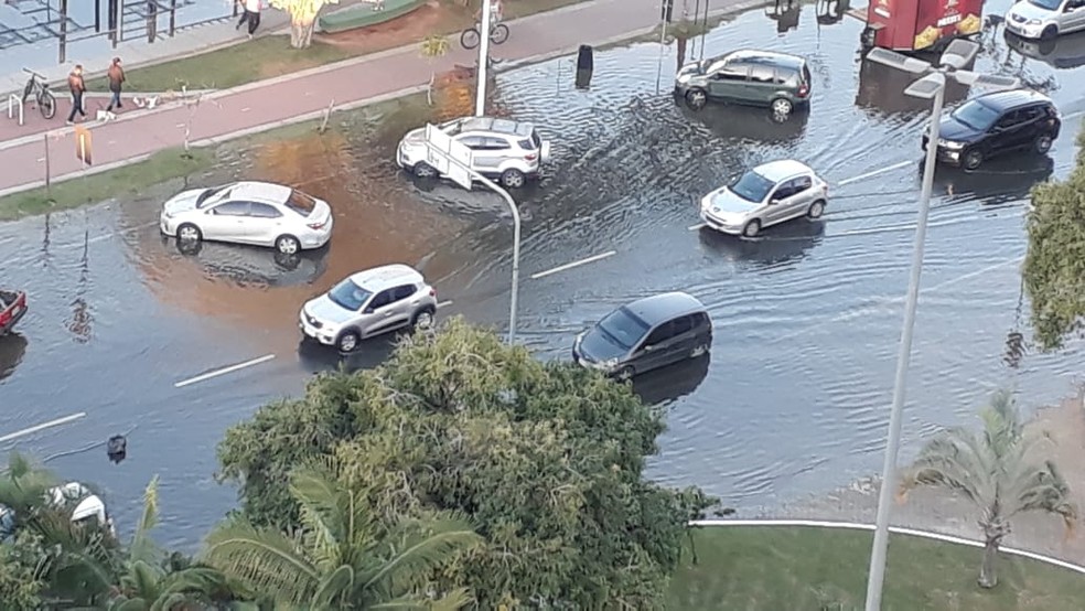 Maré alta provoca alagamentos em Itajaí na tarde deste sábado (6) — Foto: Patrícia Silveira/NSC TV