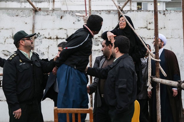 A mãe do jovem assassinado por Balal Abdullah dá um tapa em seu rosto antes dele ser enforcado. O Irã segue a regra do “olho por olho”: no caso de assassinato, parentes da vítima têm o direito de reclamar a execução do assassino (Foto: Arash Khamooshi/Isna/AFP)