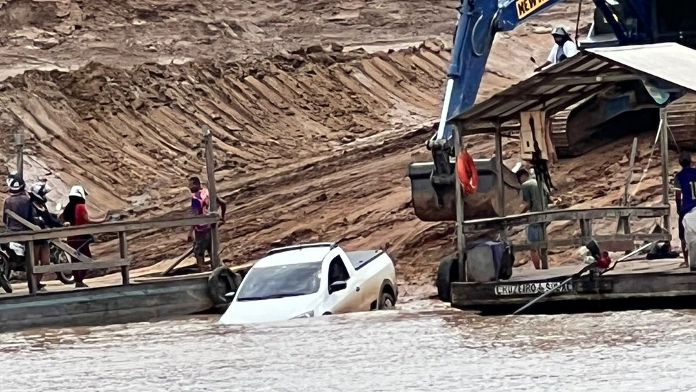 Veículo foi retirado do rio com ajuda de uma máquina do Deracre — Foto: Anna Clara/Arquivo pessoal