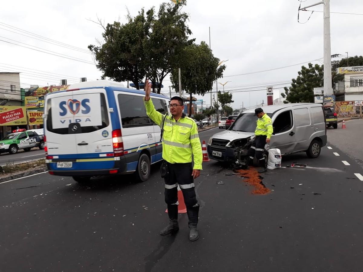 Acidente de trânsito deixa dois feridos na Avenida Cosme Ferreira, em Manaus - G1
