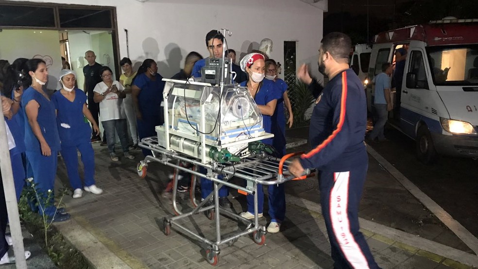 Bebês e mães foram transferidas por conta da fumaça na maternidade (Foto: Walter Paparazzo/G1)