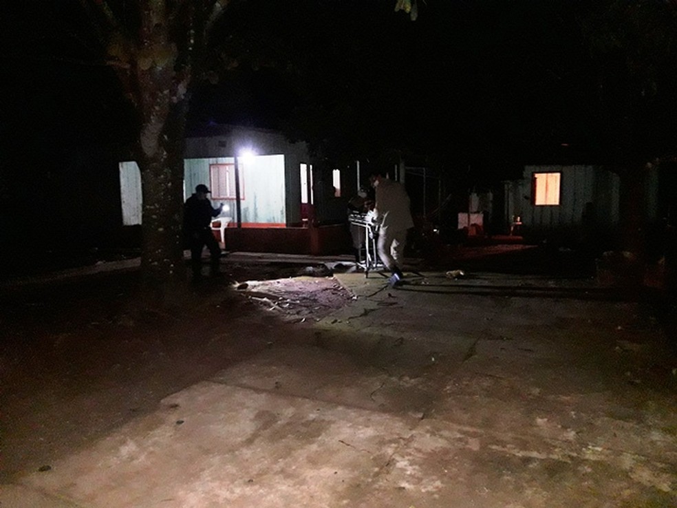 Rapaz foi encontrado baleado na varanda de uma residência (Foto: Rota Policial News/Reprodução)