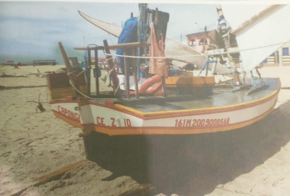Embarcação em que os pescadores saíram para trabalhar na Praia de Caponga, no Ceará. — Foto: Arquivo pessoal