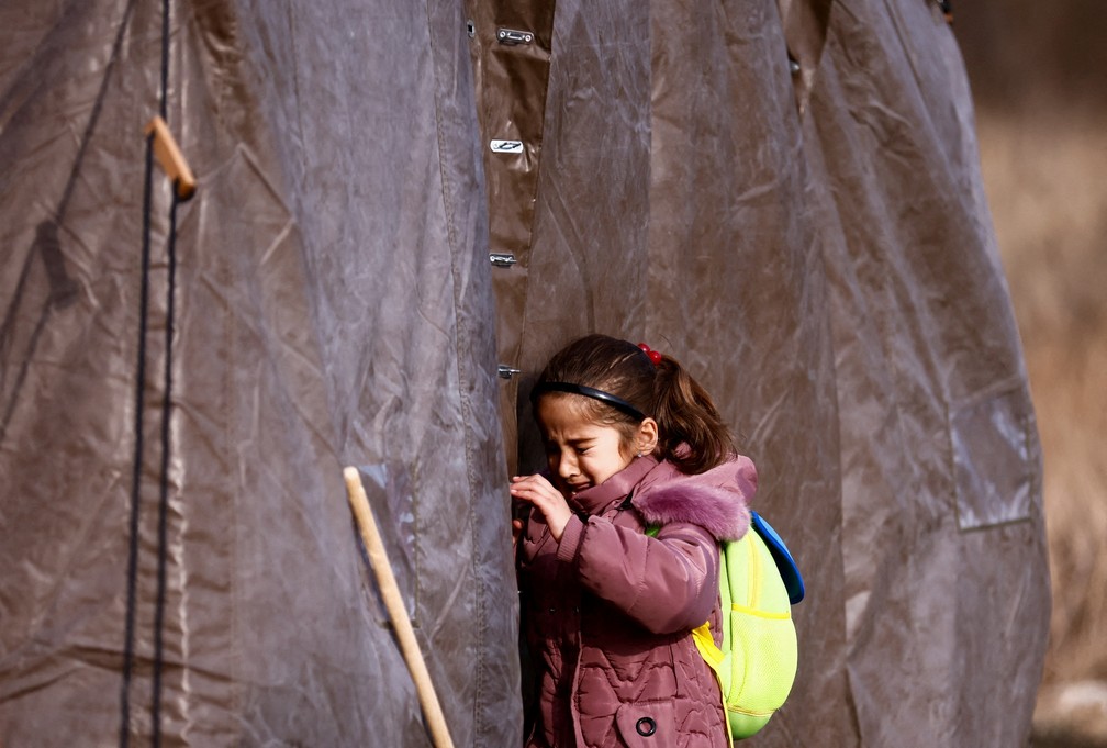 1º de março - Menina chora ao entrar em sua tenda enum acampamento de refugiados ucranianos em Przemysl, na Polônia — Foto: Yara Nardi/Reuters