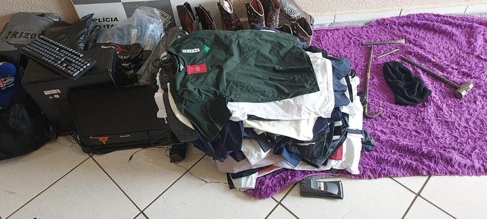 Produtos furtados de lojas foram localizados com o trio — Foto: Cedida/Polícia Civil 