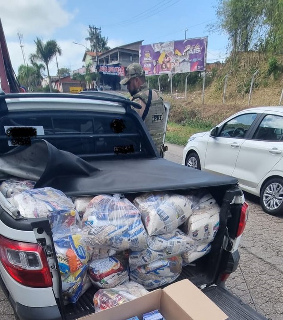 Crime eleitoral: homens são presos em posse de dinheiro, cestas básicas e material de campanha na BR-135, no MA — Foto: Divulgação/PRF