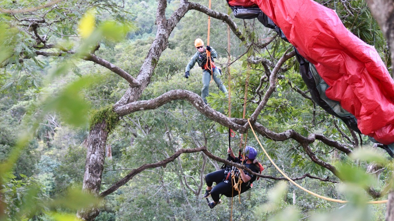 Mulher é resgatada após ficar presa em árvores de penhasco durante salto de parapente na Serra de São Pedro