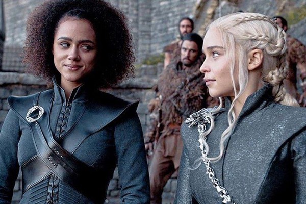 Missandei (Nathalie Emmanuel) e Daenerys Targaryen (Emilia Clarke) na série Game of Thrones (Foto: reprodução)