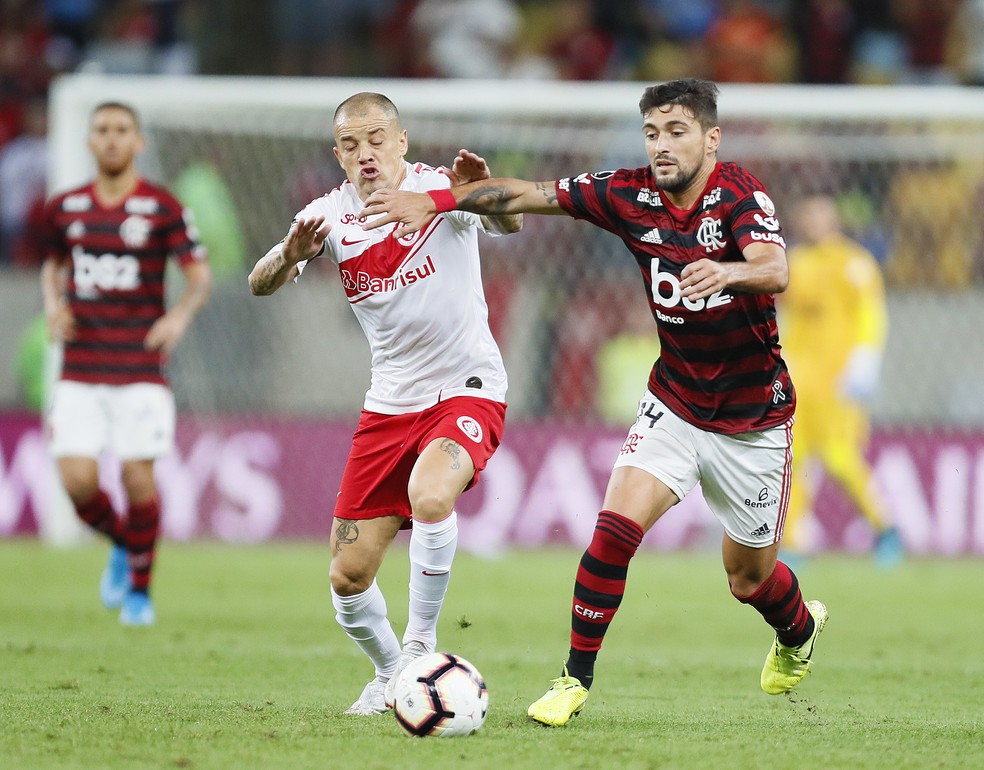Arrascaeta sai com gastroenterite no intervalo de Flamengo ...