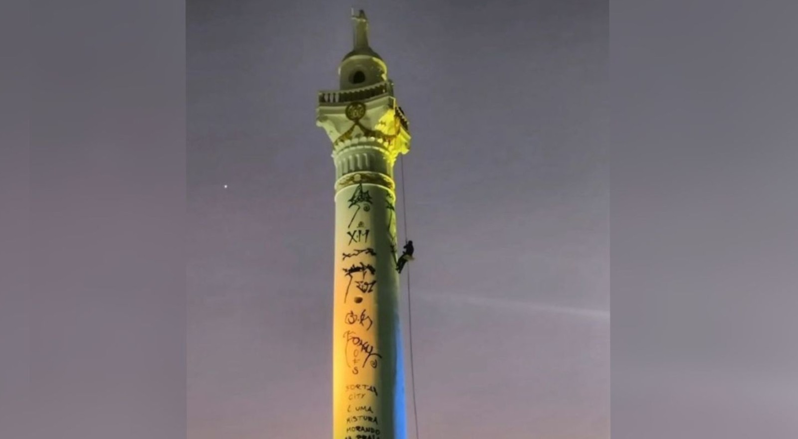 Rapper faz rapel, picha obelisco de 35 metros de altura em Fortaleza e posta nas redes
