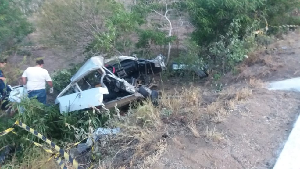 Carro em que as vÃ­timas estavam ficou destruÃ­do apÃ³s a colisÃ£o na BR-104, em Taquaritinga do Norte â€” Foto: PRF/DivulgaÃ§Ã£o