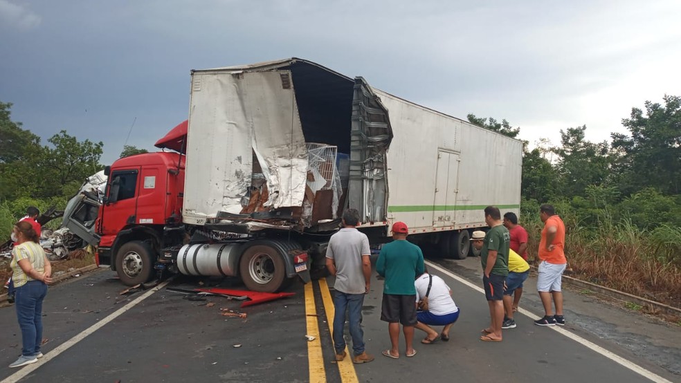 Caminhão baú ficou atravessado na pista — Foto: Bombeiros/Divulgação