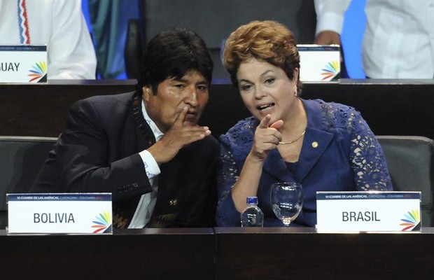A presidente Dilma Rousseff ao lado de Evo Morales, da Bolívia, na Cúpula das Américas (Foto: EFE)