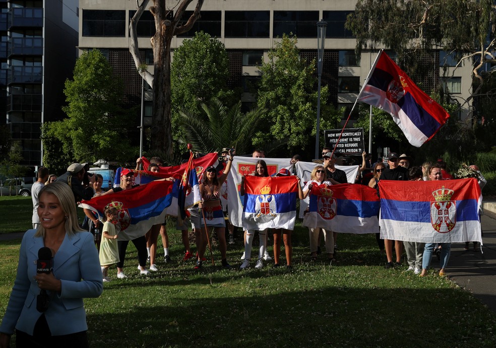 Fãs de Djokovic em frente ao hotel em Melbourne onde tenista esteve detido — Foto: Reuters