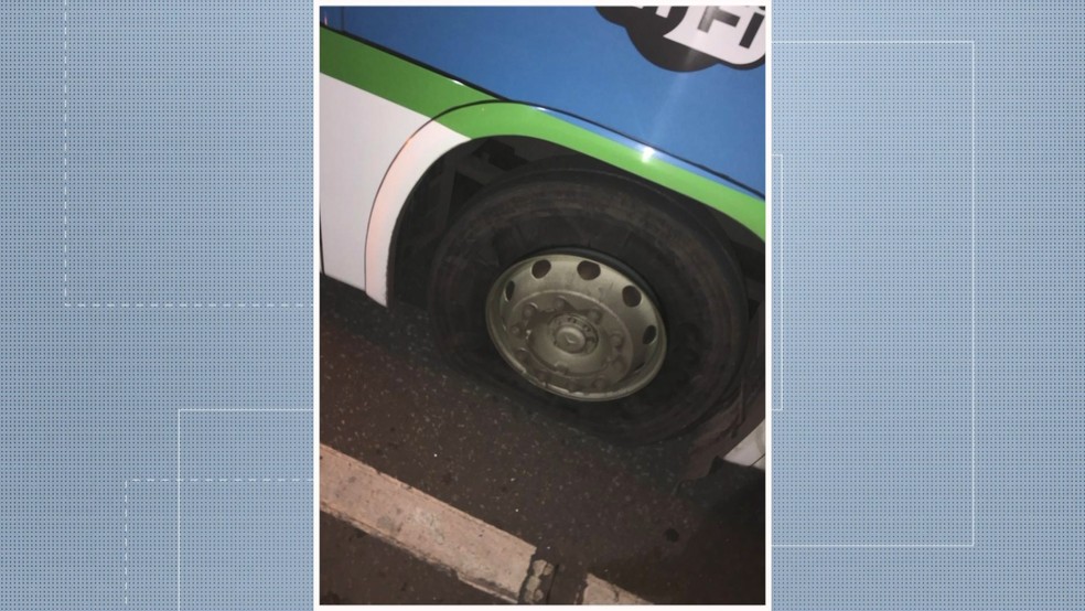 Ônibus tiveram pneus esvaziados em Carapina, na Serra — Foto: Reprodução/TV Gazeta