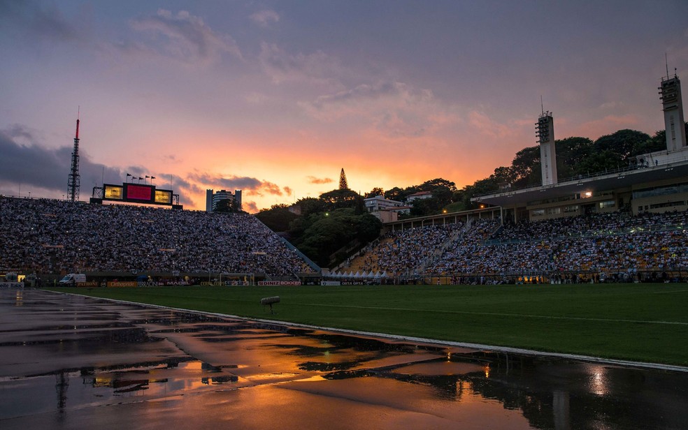 Vista geral do estadio com os refletores apagados durante o jogo entre Santos e Corinthians realizado no Pacaembu — Foto: Marcelo Machado de Melo/FotoArena/Estadão Conteúdo
