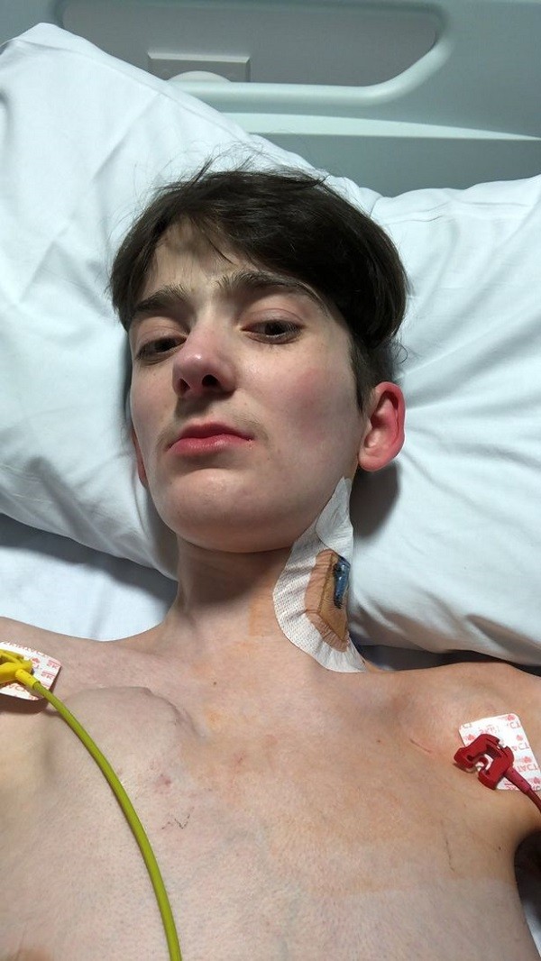 O youtuber inglês Alex Dragomir, conhecido pelo apelido Sir Kipsta, em seu leito hospitalar (Foto: Twitter)