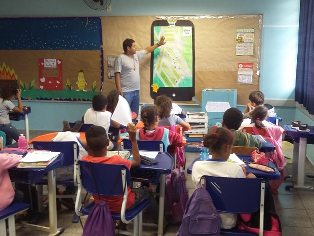 Professor dando aula de geografia em sala de aula