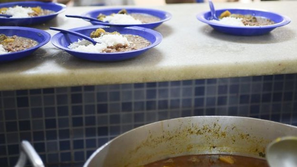 Em conjunto habitacional do DF, há 'mães que não têm o que dar de comer aos filhos nas férias'; acima, merenda em escola brasiliense — Foto: Andre Borges/Agência Brasília