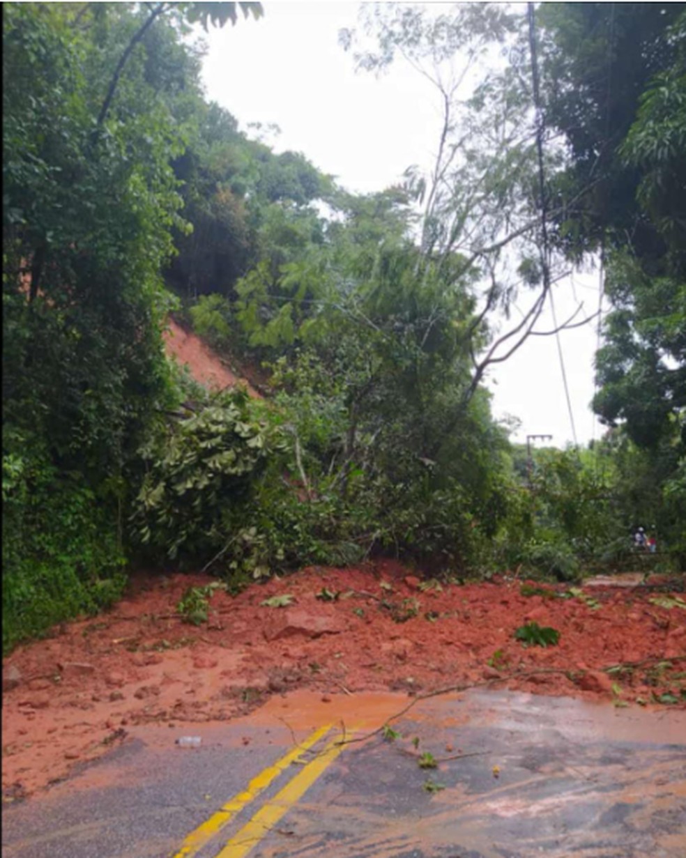 Deslizamento interdita trecho da rodovia CE-065 que liga os municípios de Baturité e Mulungu.  — Foto: Reprodução