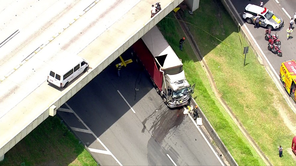 Caminhão também se envolveu em acidente com helicóptero — Foto: TV Globo/Reprodução