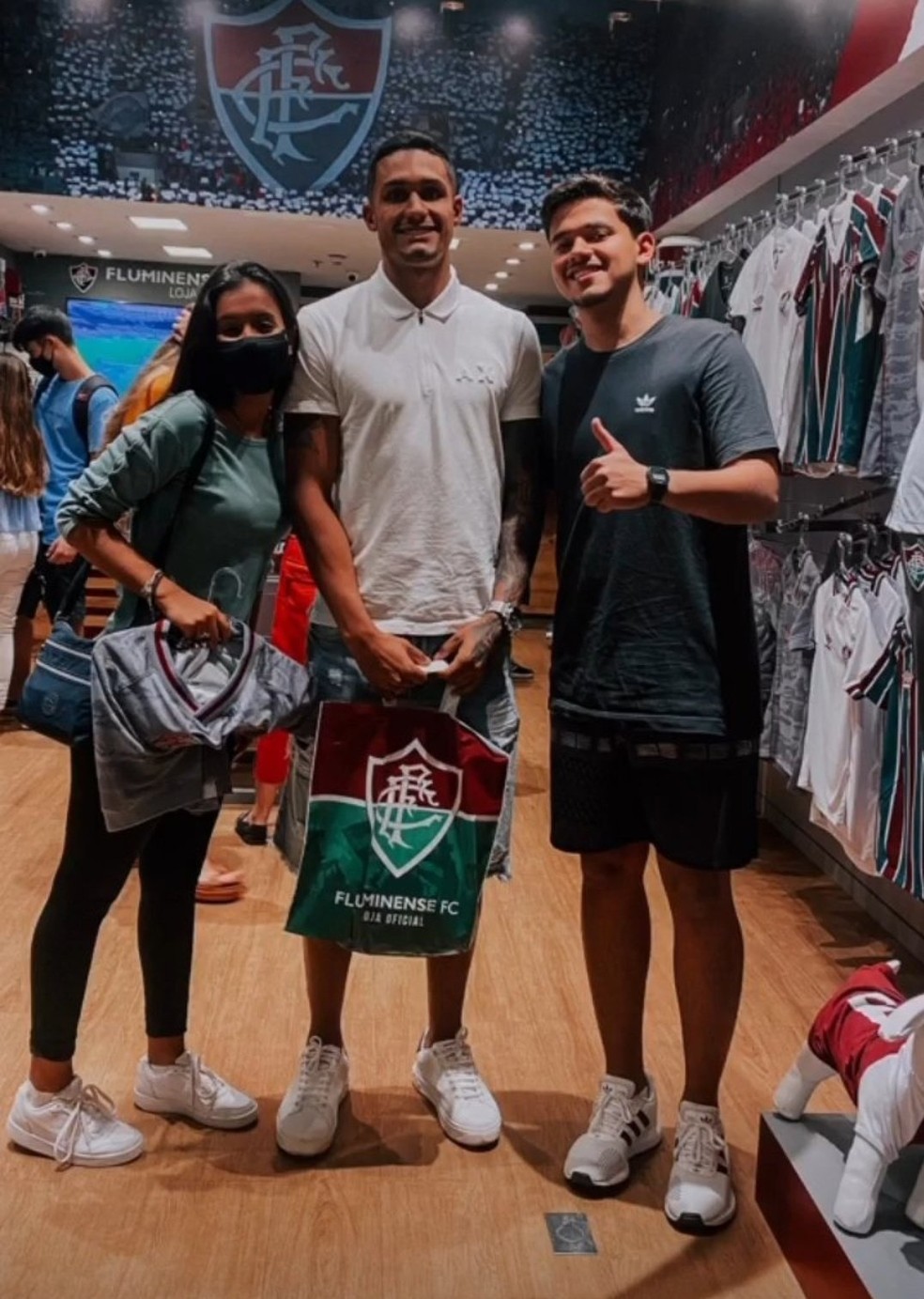 Cristiano j foi fotografado em uma loja do Fluminense no Rio de Janeiro  Foto: Reproduo
