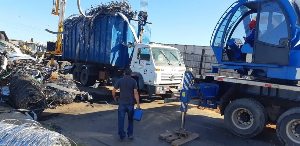 Máquinas tentam virar caminhão tombado na Zona Sul de Teresina — Foto: Divulgação/PRF
