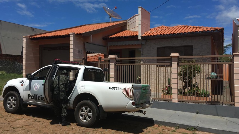 Onça-parda apareceu em residência em Presidente Venceslau nesta segunda-feira (15) — Foto: Carlos Volpi/TV Fronteira