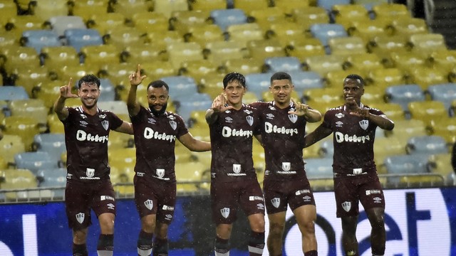 Martinelli, Samuel Xavier, Cano, André e Arias comemoram mais um gol 
