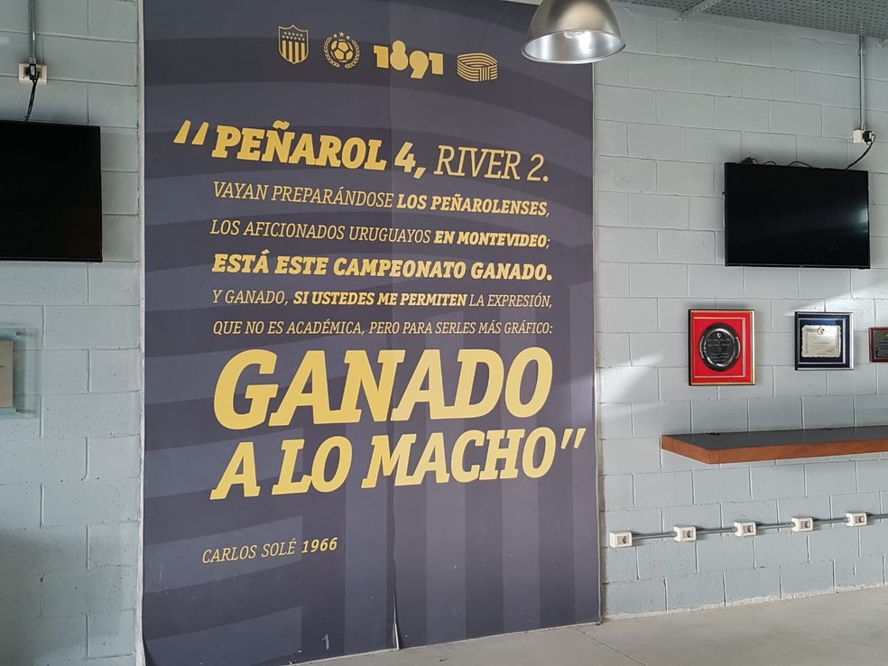Parte interna do Campeón Del Siglo tem cartazes com frases e momentos históricos do Peñarol — Foto: Marcelo Baltar