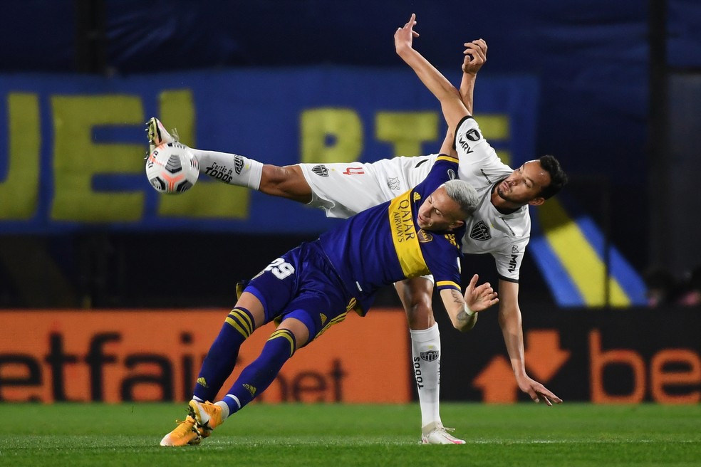 Réver e Briasco: duelo físico e plástico (para a foto) — Foto: Staff Image/Conmebol 