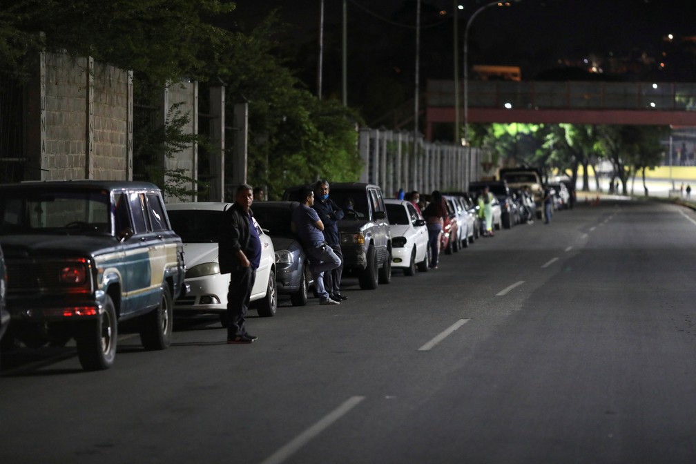 Venezuelanos formam longas filas em busca de combustível em posto em Caracas; foto de 7 de junho — Foto: Manaure Quintero/Reuters