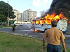 Ônibus pega fogo em via da Zona Norte de Manaus