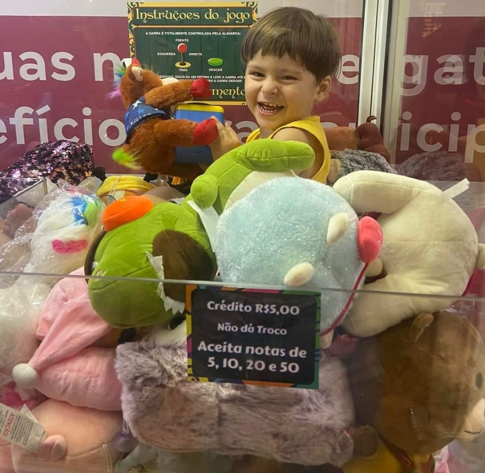 Samuel, sorrindo, dentro de máquina de bichinhos de pelúcia no Norte Shopping, na Zona Norte do Rio — Foto: Reprodução/ Redes sociais