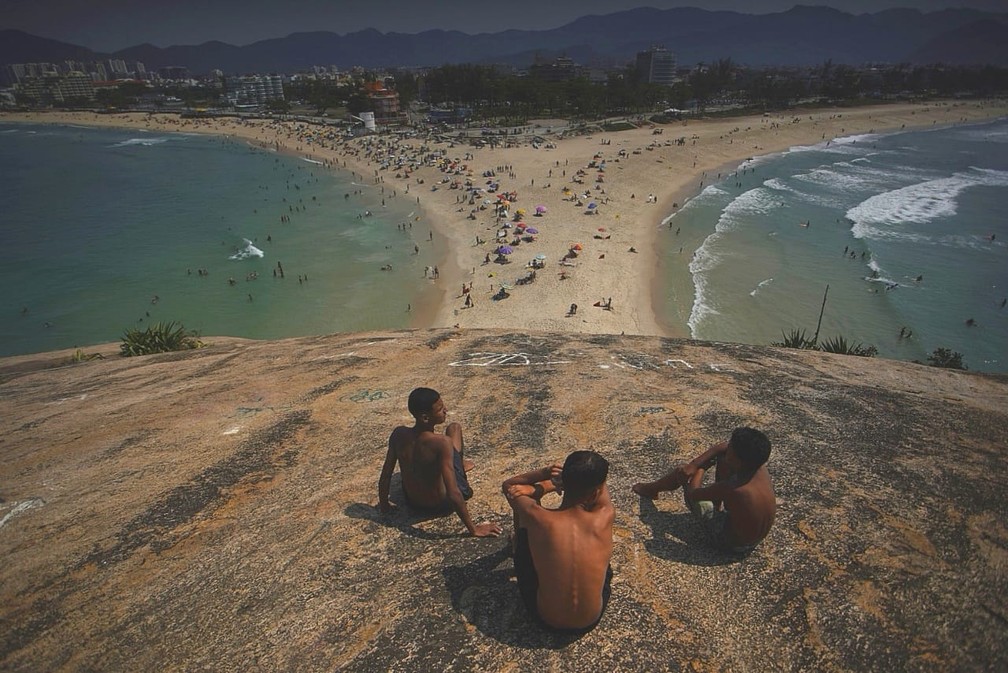 Jovens em praia na Zona Oeste do Rio de Janeiro nesta sexta (2) — Foto: Marcos Serra Lima/ G1