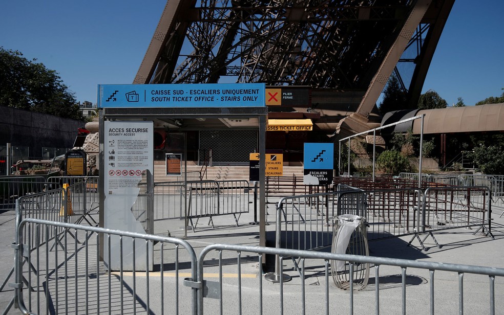 Letreiro anuncia entrada fechada na Torre Eiffel após greve de funcionários, 2 de agosto de 2018 — Foto: Reuters/Benoit Tessier