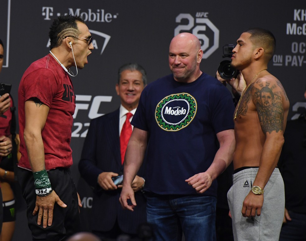 Tony Ferguson (esq.) berra na direção de Anthony Pettis, na encarada da pesagem cerimonial do UFC 229 — Foto: Ethan Miller/Getty Images