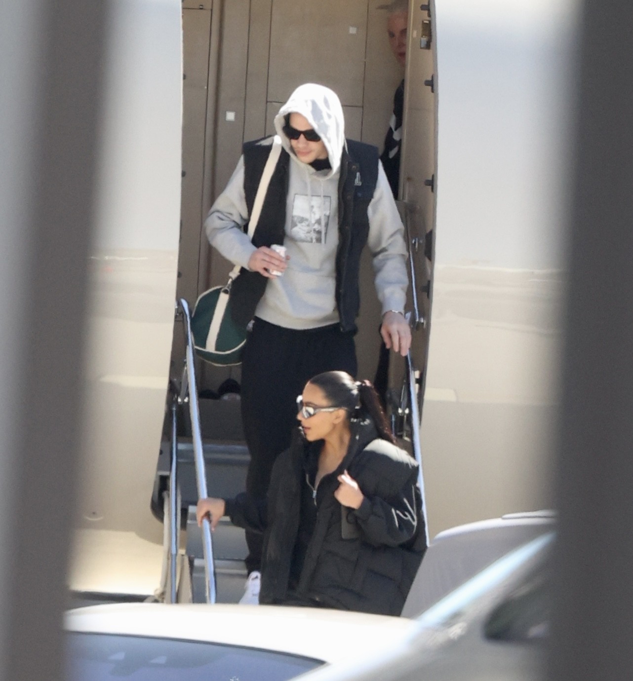 Kim Kardashian e Pete Davidson desembarcam em Los Angeles (Foto: The Grosby Group)