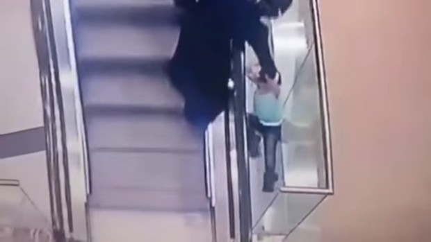 Tia tentou segurar menina pelo braço, mas não conseguiu evitar a queda (Foto: Reprodução Youtube)